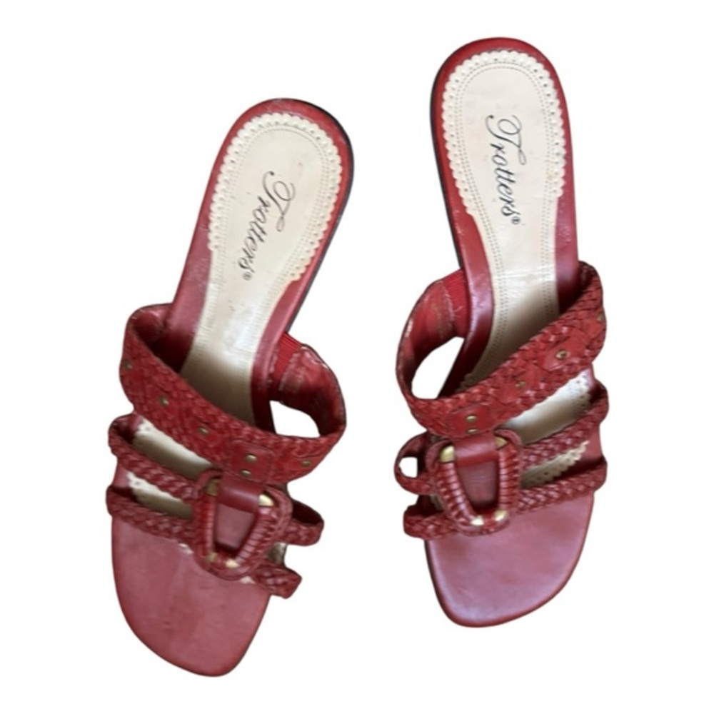 Beautiful Red Leather sandals w/Buckle design‎ by Trotters size 10N